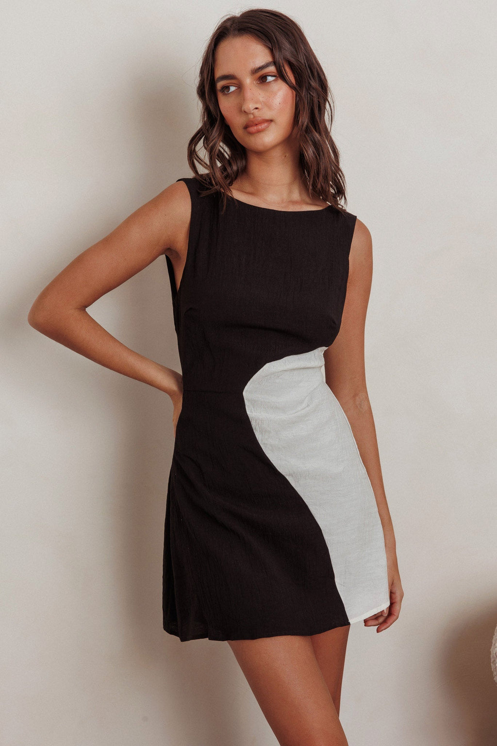 Loving Me Sleeveless A-line Mini Dress Black/Sand